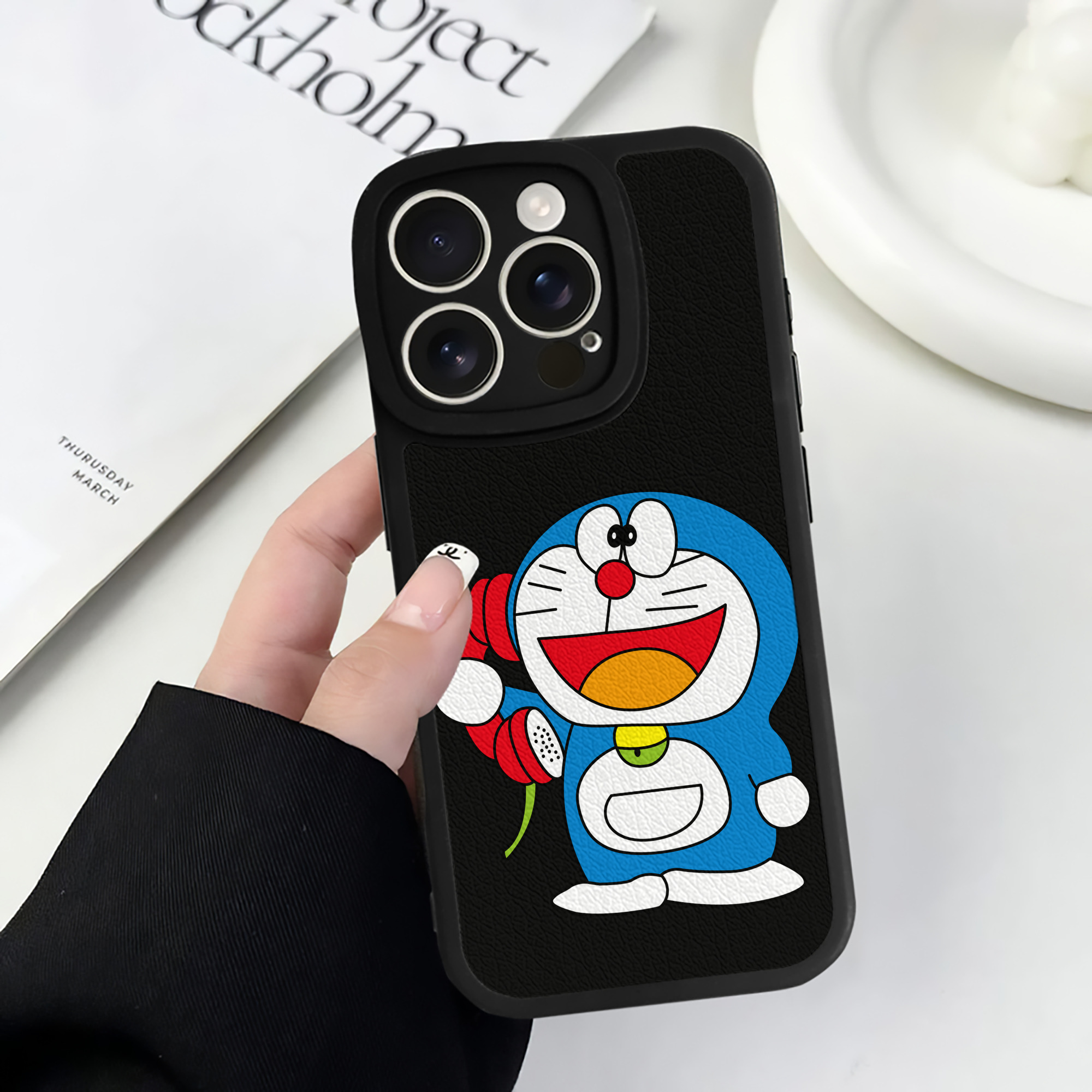 （画像用） ドラえもん Doraemon 【iPhone 16シリーズ対応】シリコンスマホケース（レザー調） 材質：シリコン